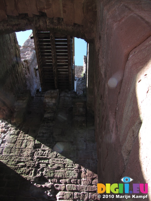 SX16531 Goodrich Castle walkway